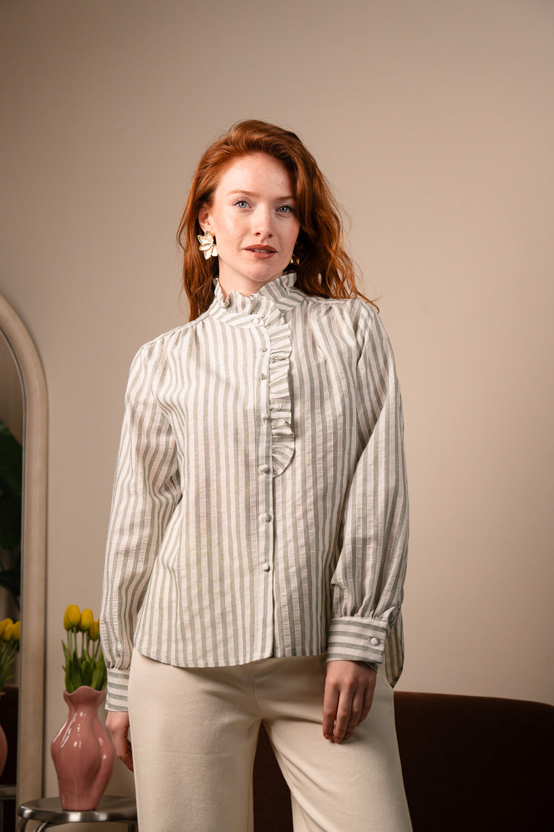 Chemise rayée Alix de la marque IT HIPPIE portée par un mannequin, détails visibles sur le tissu et le design tendance.
