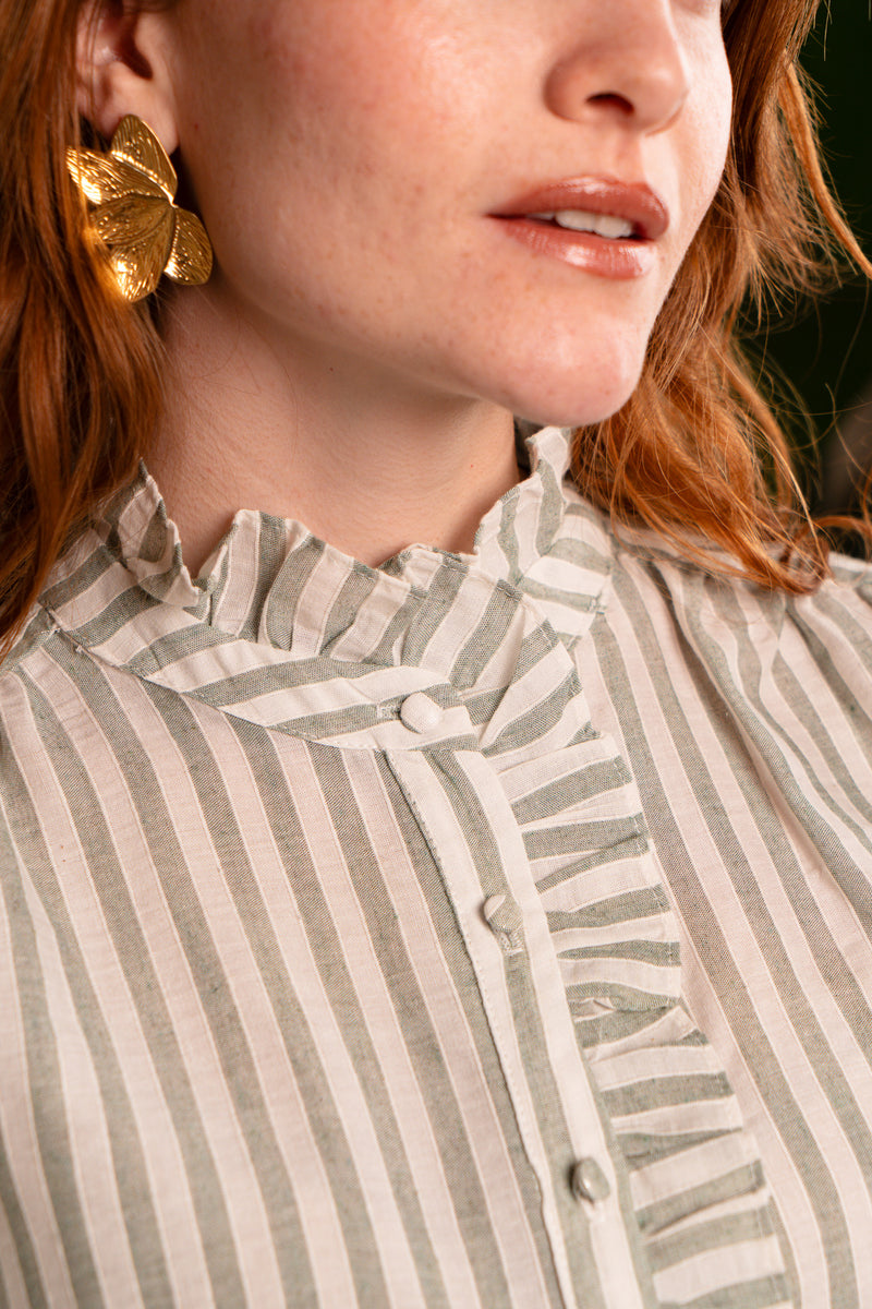 Chemise rayée IT HIPPIE Alix, haut à manches longues avec motifs rayés dans des tons neutres, portée sur un mannequin.