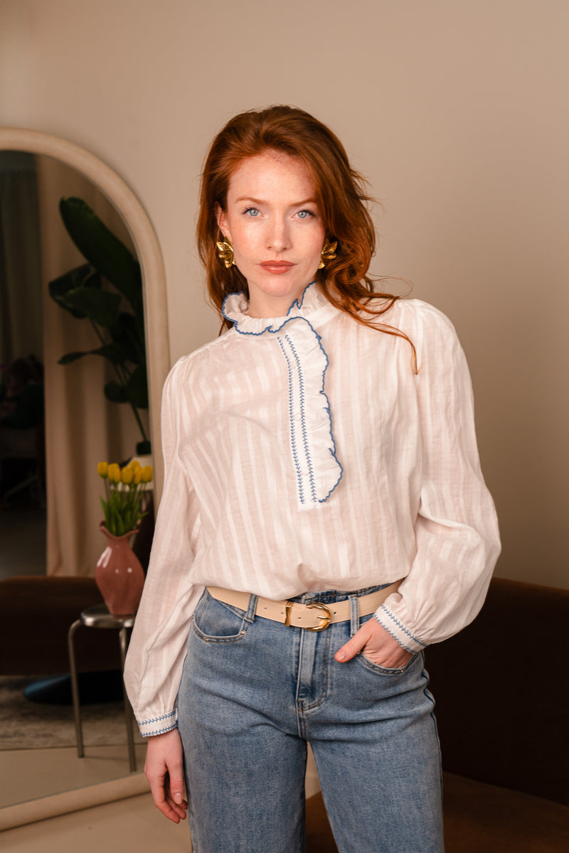 Chemise Amya de la marque IT HIPPIE, haut léger avec manches longues et coupe élégante, portée par un mannequin.