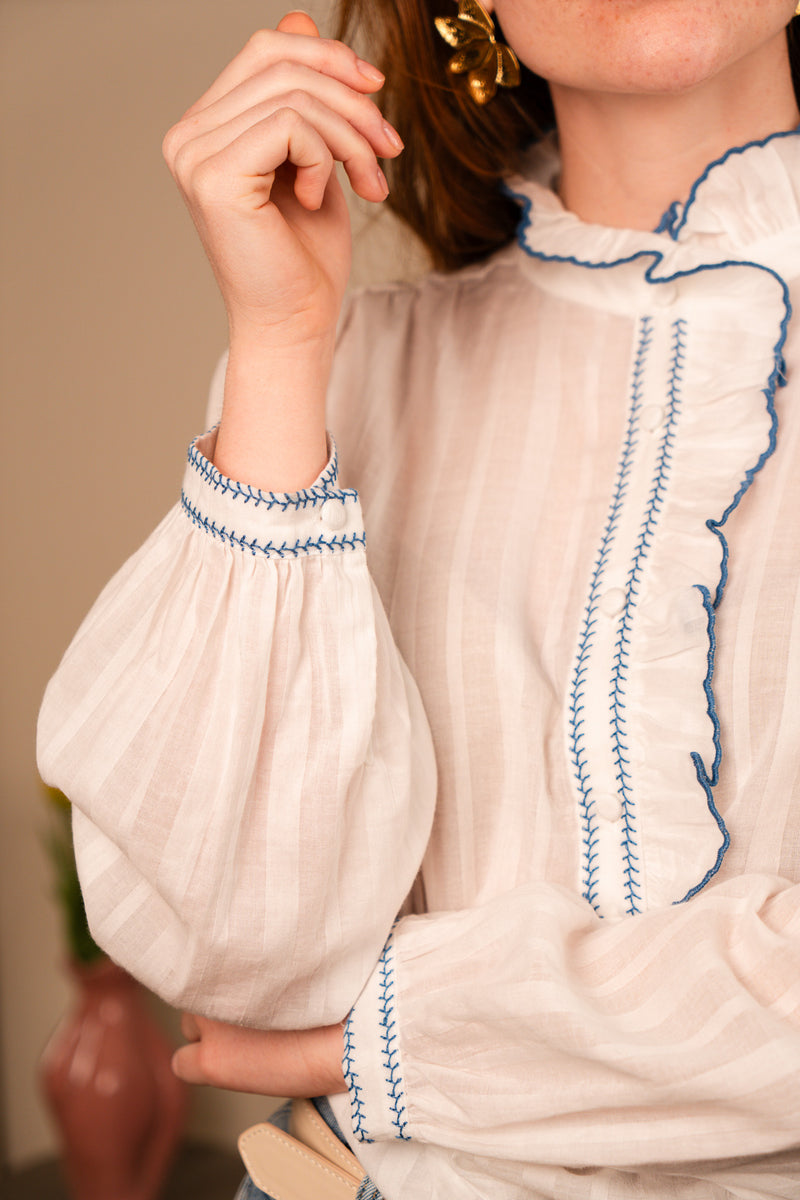 Chemise Amya de IT HIPPIE, haut en tissu léger, couleur beige, avec col et manches longues, portée sur un mannequin.