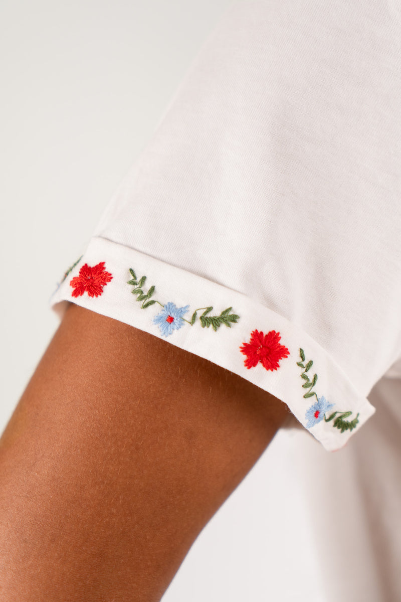 T-shirt Constance femme en coton écru, coupe droite et fleurs brodées - It Hippie