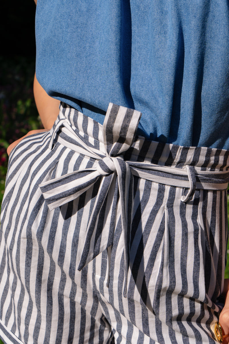 Short Arthur femme en coton marine à fines rayures verticales, coupe taille haute - It Hippie