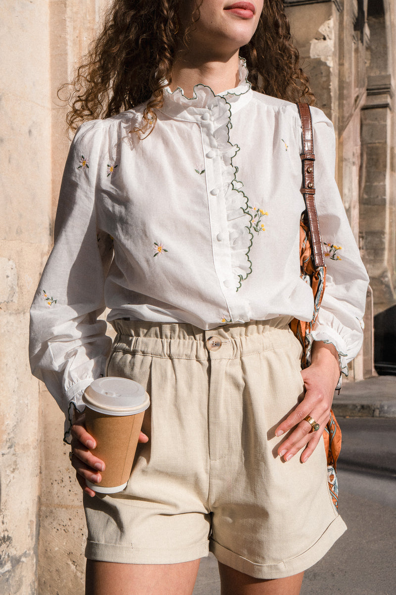 Short orin écru de la marque IT HIPPIE, jupe courte en tissu léger, portée sur un fond neutre.