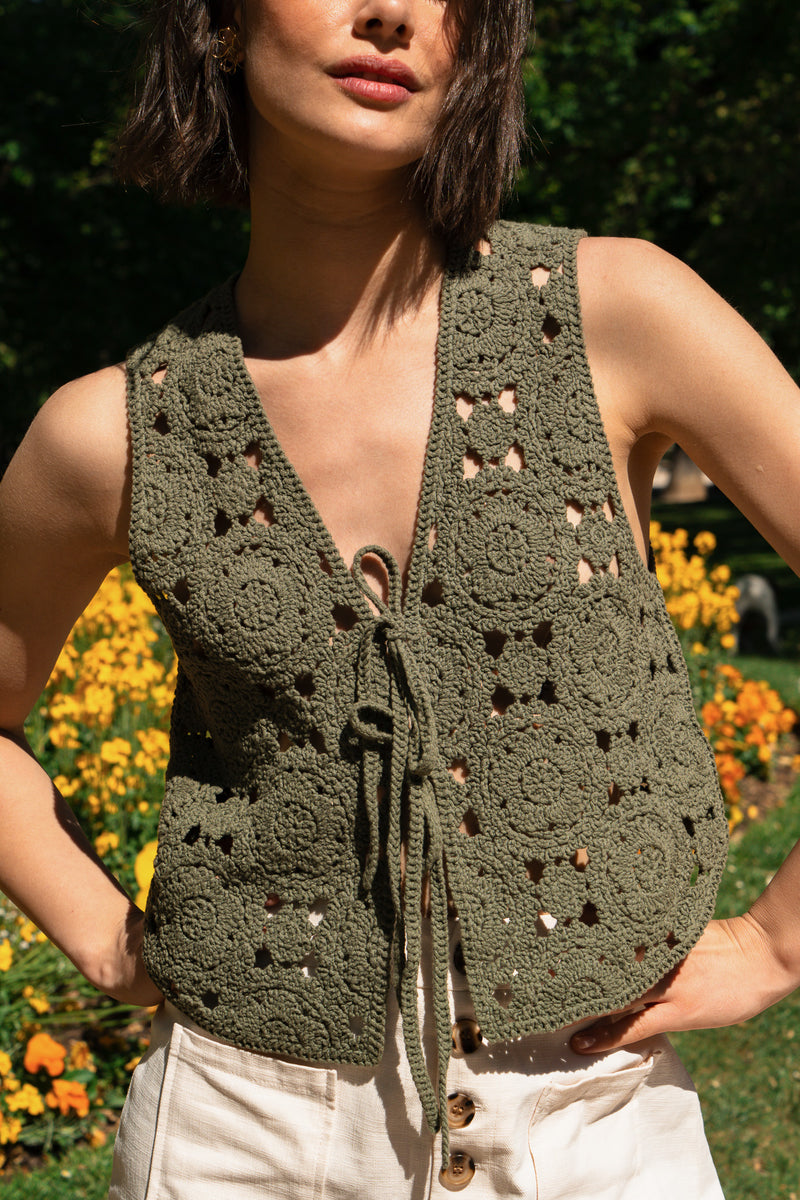 Gilet Pauline femme en coton kaki, maille ajourée en crochet - It Hippie