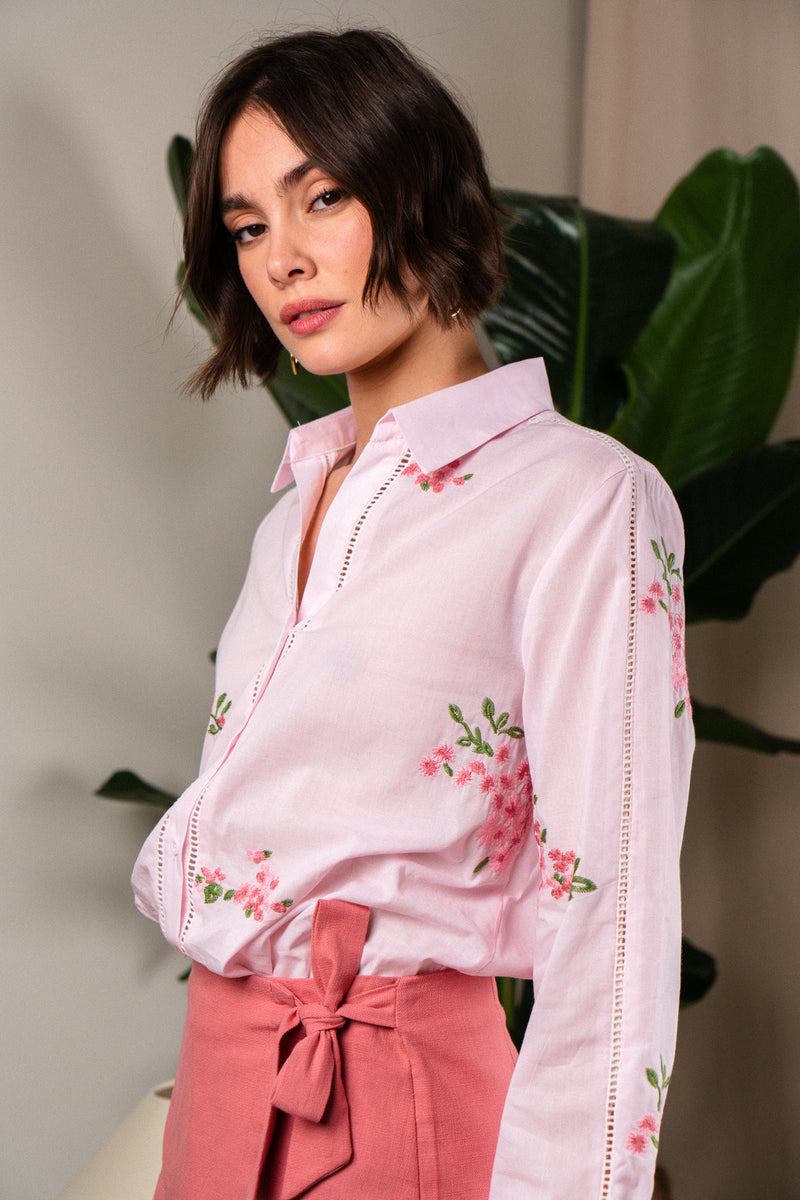 Chemise Louna d'IT HIPPIE, haut en tissu léger avec col classique et manches longues, portée sur un mannequin blanc.