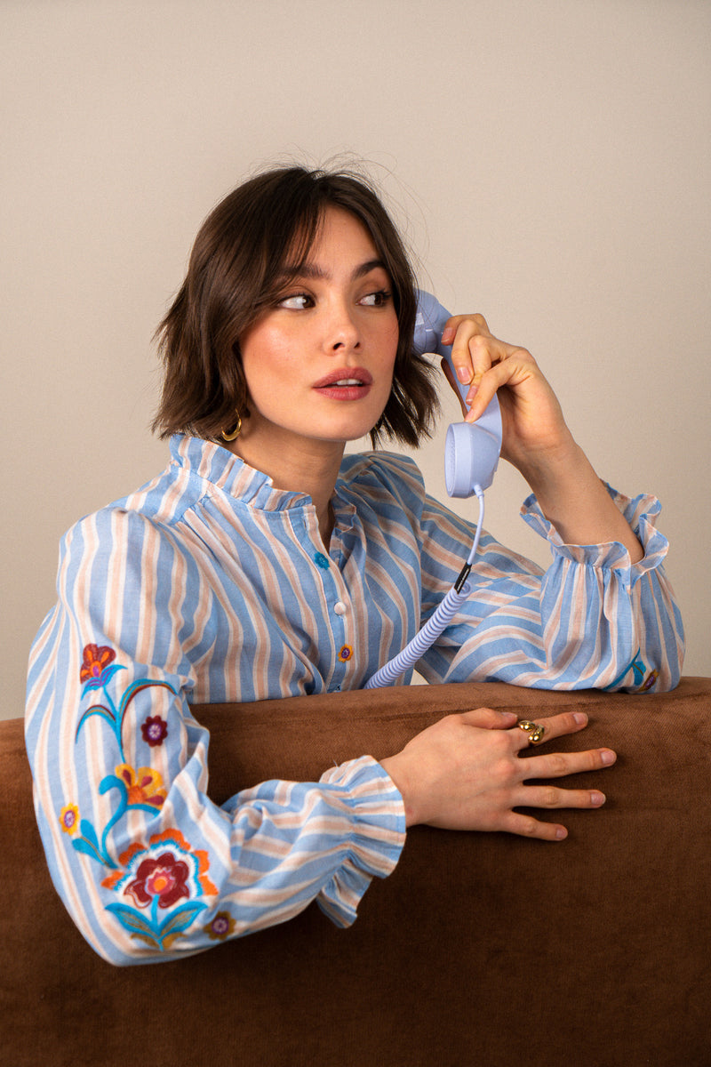 Chemise Nola de la marque IT HIPPIE, en tissu léger avec détails élégants, portée sur mannequin.