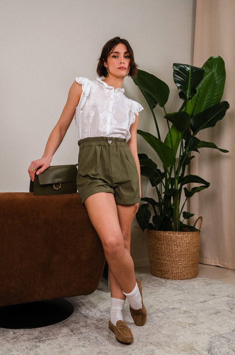 Short kaki Orin de la marque IT HIPPIE, vêtement tendance pour femmes, avec coupe courte et style décontracté.
