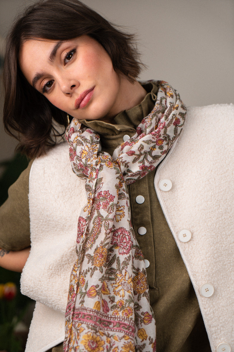 Foulard Anatole de la marque IT HIPPIE en tissu léger avec motifs colorés, accessoire de mode élégant et tendance.