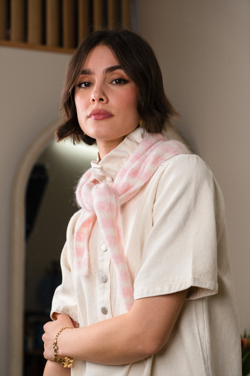 Foulard Maile IT HIPPIE Nils avec motifs colorés, en tissu léger, porté sur un mannequin.