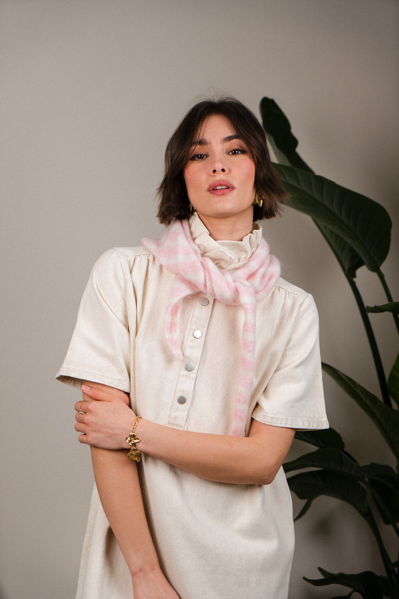 Robe Lya écru de IT HIPPIE, coupe fluide et élégante, tissu léger avec détails subtils, portée décontractée et chic.