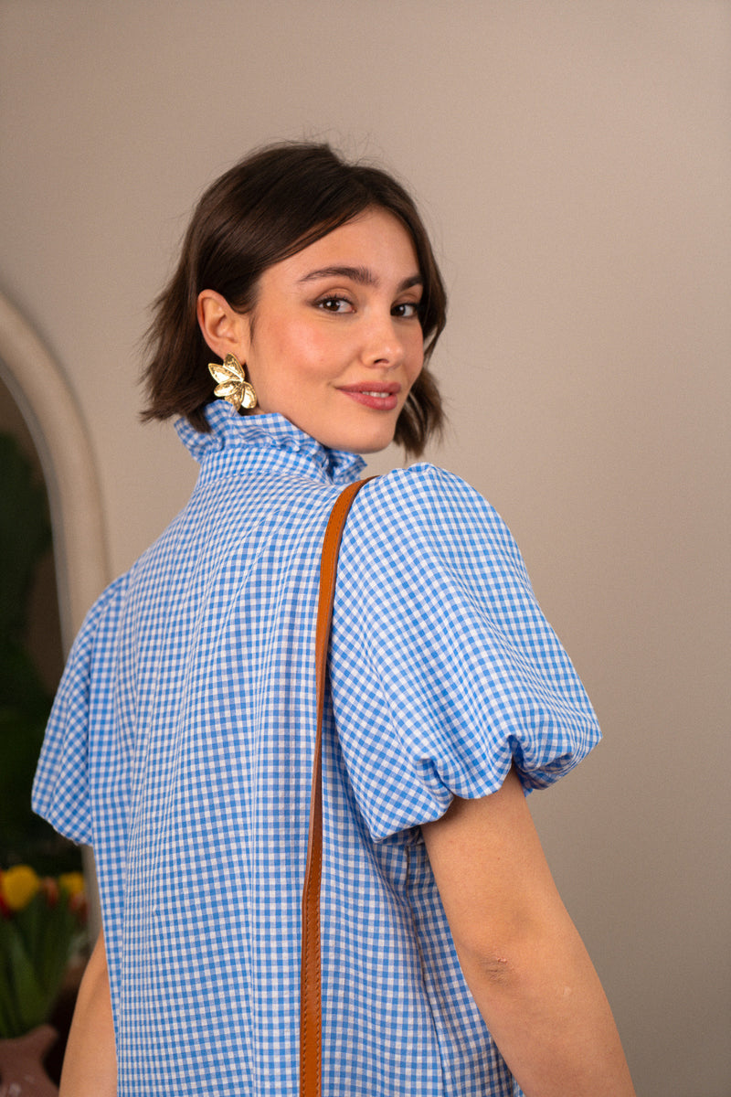 Robe Aria de la marque IT HIPPIE en tissu léger avec un design fluide, portée par un mannequin dans une ambiance naturelle.