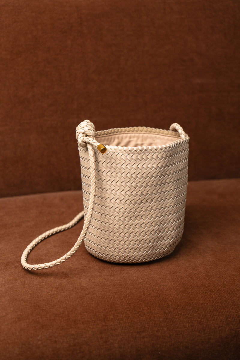 Sac tressé Honoré de la maroquinerie IT HIPPIE, design élégant avec détails tressés en cuir.