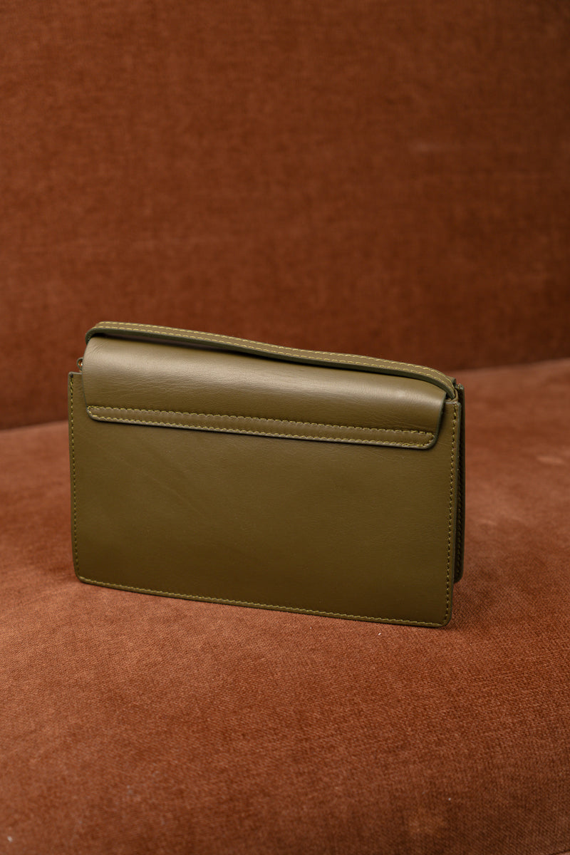Sac en cuir kaki Firmin de la maroquinerie IT HIPPIE, avec détails en cuir et design élégant.