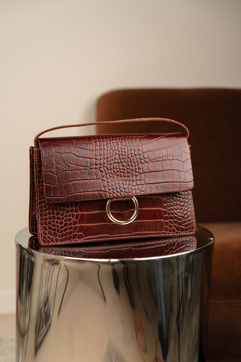 Sac en cuir Bordeaux Firmin de la maroquinerie IT HIPPIE, avec poignées et finition élégante.