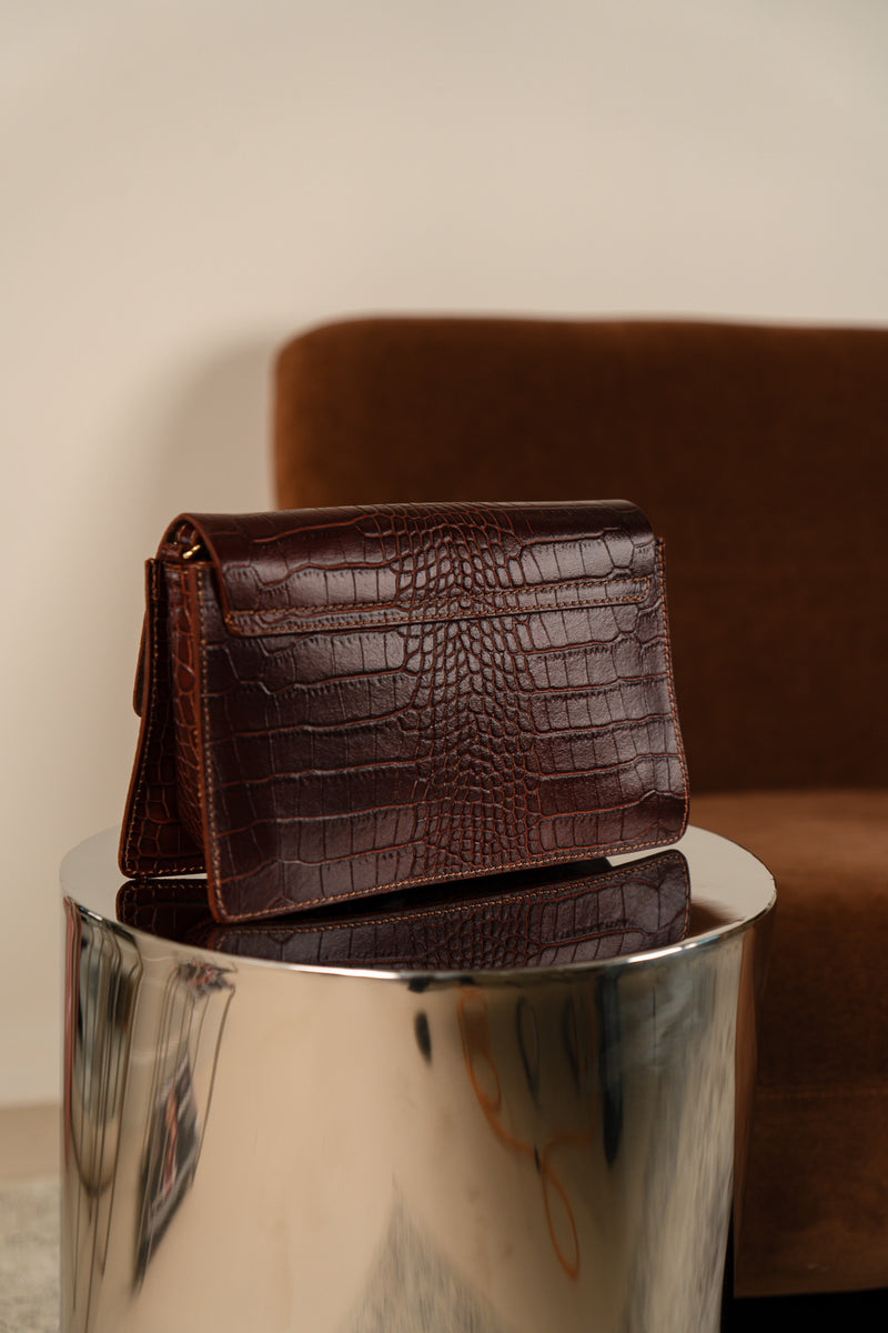 Sac en cuir Firmin Bordeaux de la maroquinerie IT HIPPIE, joli sac à main en cuir avec détails élégants.