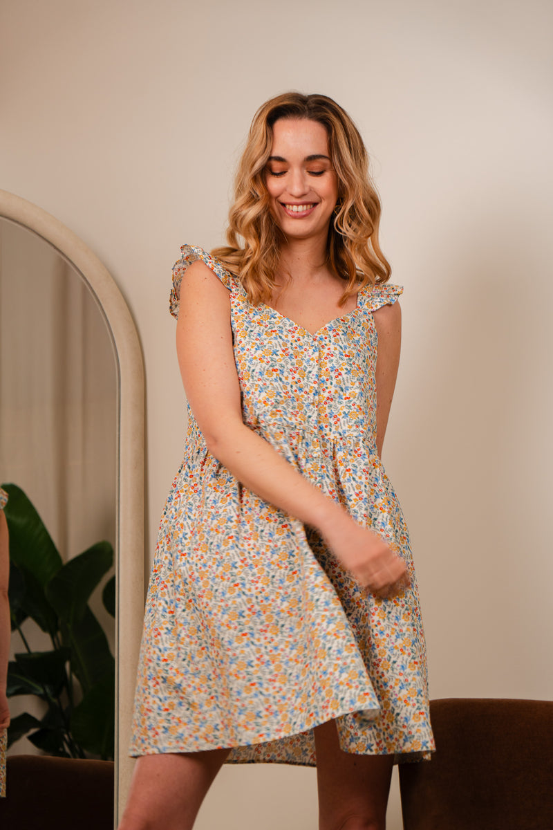 Robe Lola de IT HIPPIE en tissu léger, avec motifs floraux, portée sur mannequin, vue de face, style bohème.