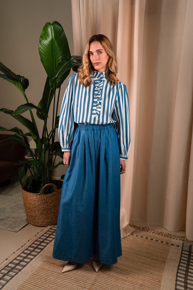 Pantalon Naël de la marque IT HIPPIE, vue de face, en tissu léger avec détails de couture, couleur neutre.