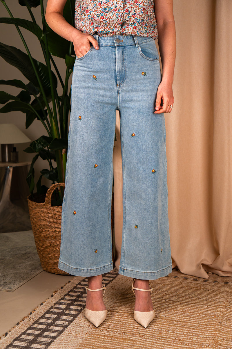 Pantalon Maël de la marque IT HIPPIE, vue en détail, en tissu léger avec coupe moderne, porté sur un modèle.