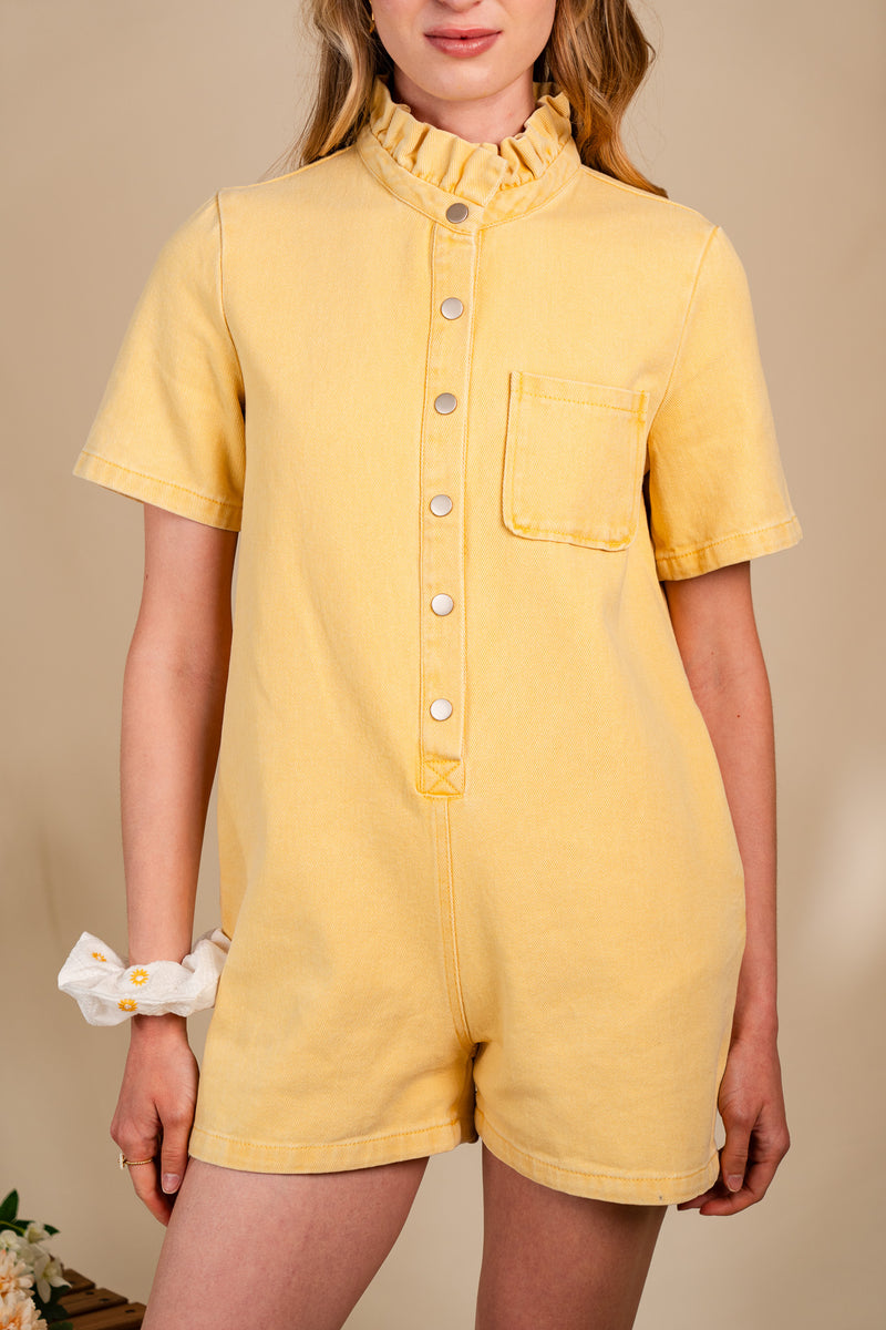 Combishort Lise femme en denim jaune pastel, boutonnière nacrée - It Hippie