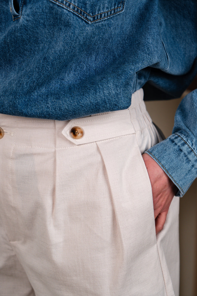 Short pour femme IT HIPPIE Nino en coton avec ceinture, coupe décontractée et style moderne, visible en image.