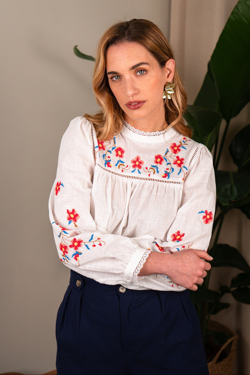 Blouse Jenna de la marque IT HIPPIE, en tissu léger avec manches longues et col en V, portée sur un modèle.
