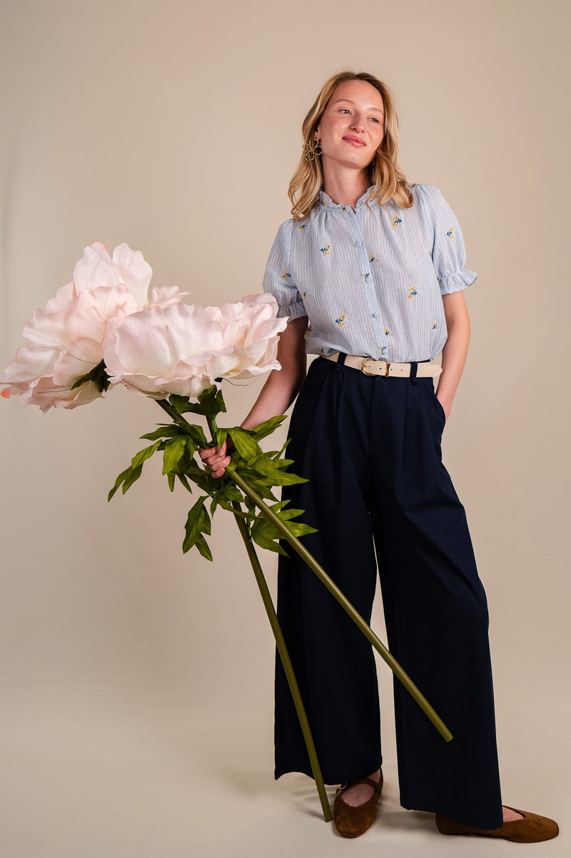 Chemisier Victoire femme en coton bleu ciel à rayures et broderies fleuries - It Hippie