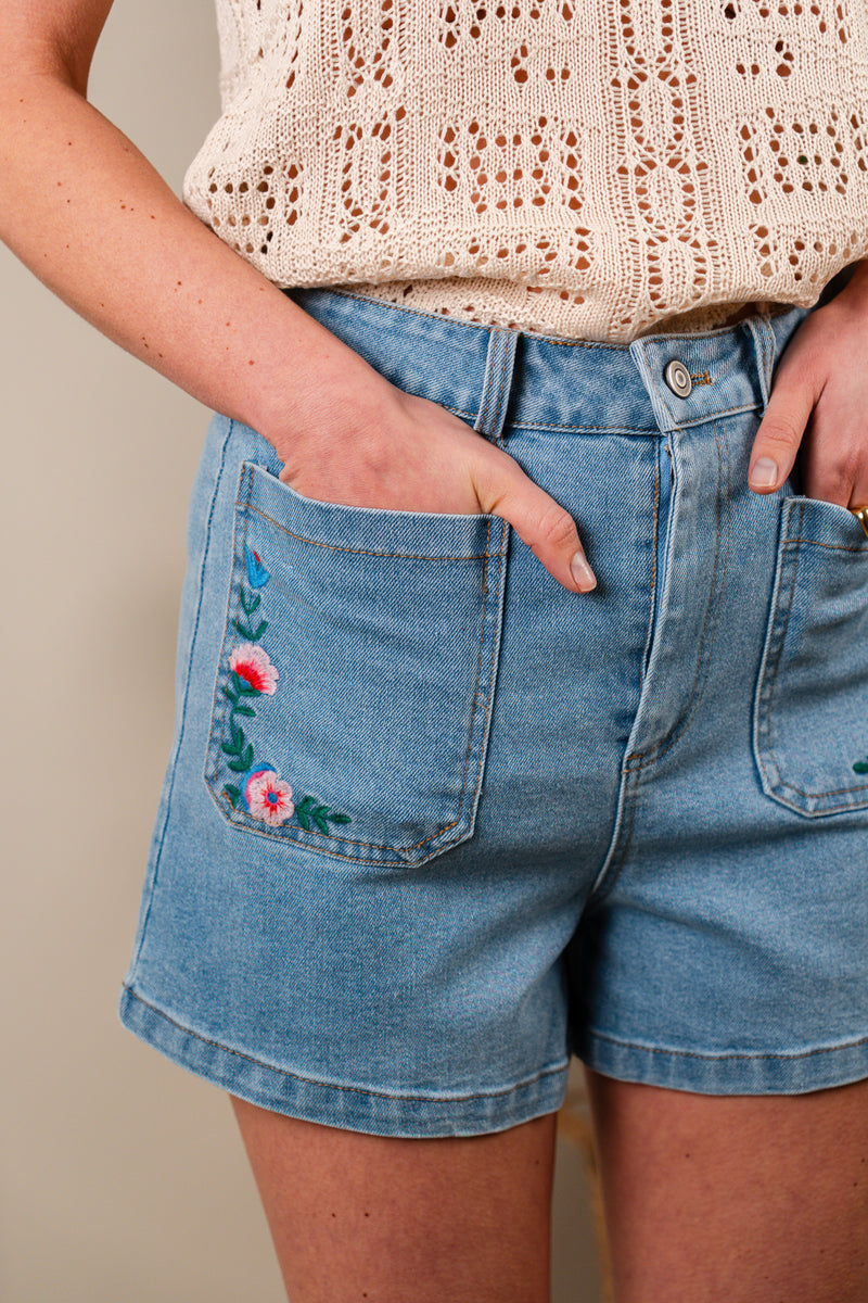 Short Louis de la marque IT HIPPIE, en tissu léger avec poches, porté sur un mannequin.