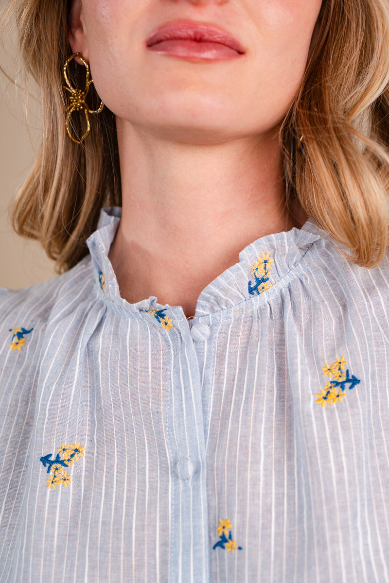 Chemisier Victoire femme en coton bleu ciel à manches courtes froncées - It Hippie