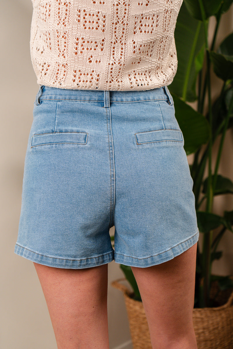 Short femme Louis de la marque IT HIPPIE, coupe classique, en tissu léger, couleur neutre, présenté sur un fond blanc.