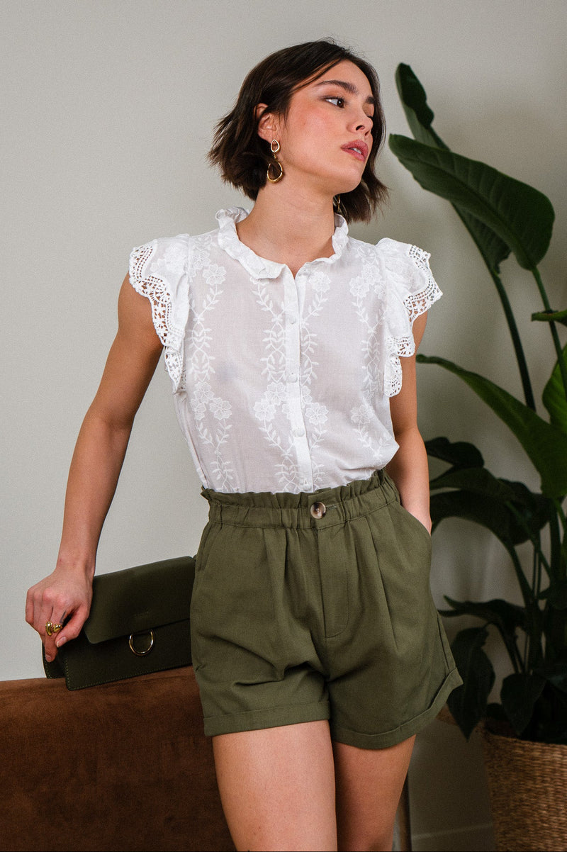 Haut Lua de la marque IT HIPPIE, haut court avec détails de style bohème, porté en mode décontracté.