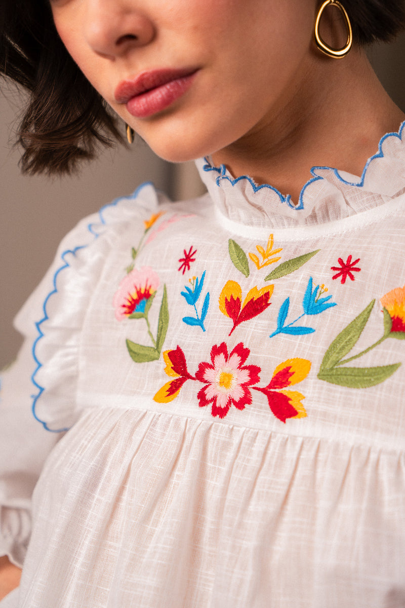 Chemise Nyah de IT HIPPIE, haut en tissu léger, avec manches longues et design moderne, portée sur mannequin.