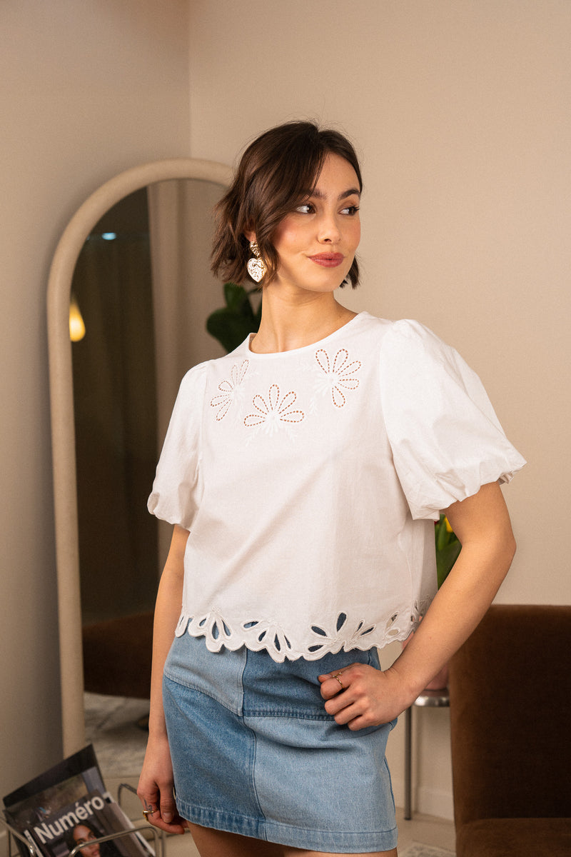 Haut Émy de la marque IT HIPPIE, top léger en tissu fluide avec décolleté V et manches courtes, porté sur mannequin.