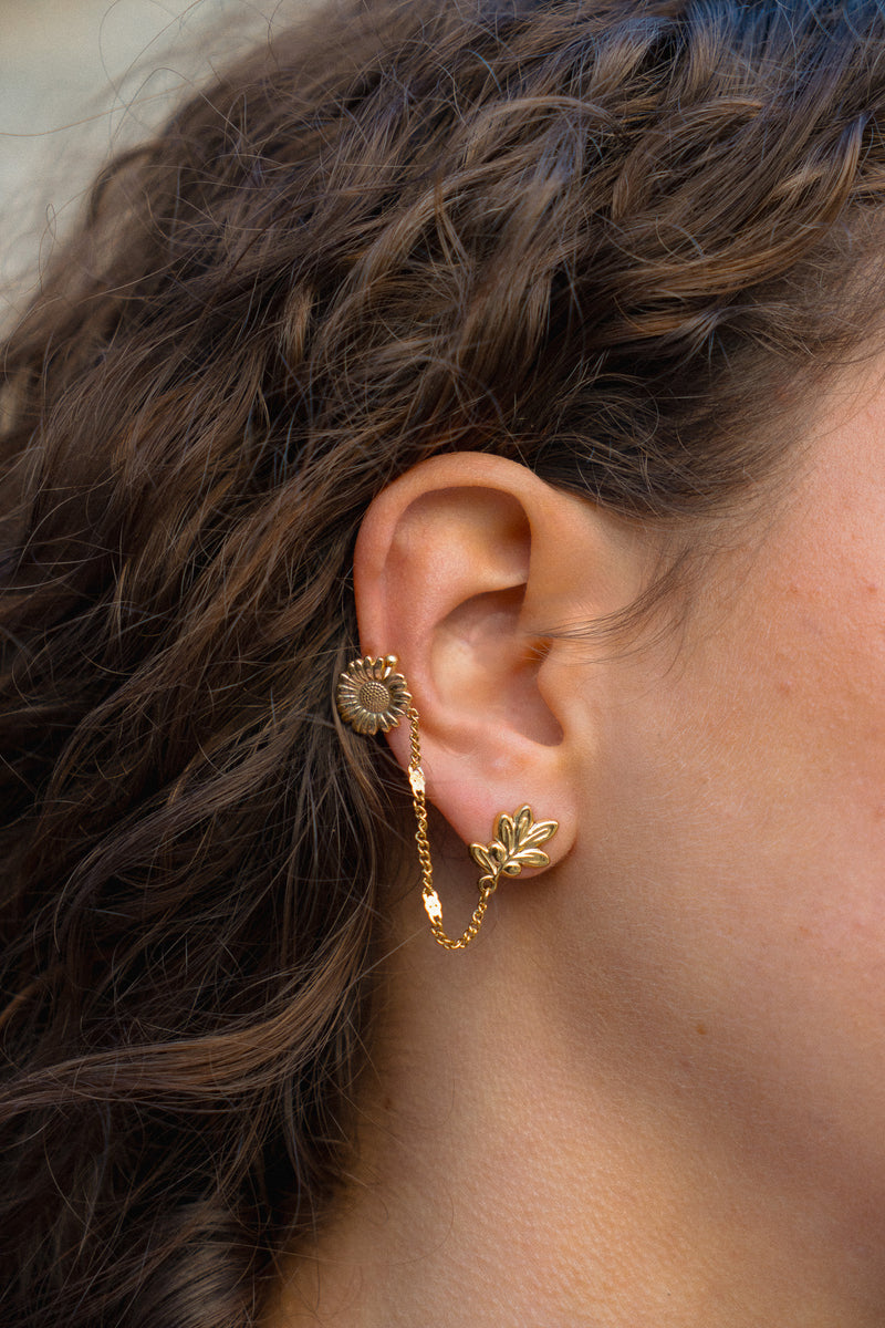 Boucles d'oreilles brunes en bijoux IT HIPPIE avec design élégant et finition brillante, visibles sur l'image.