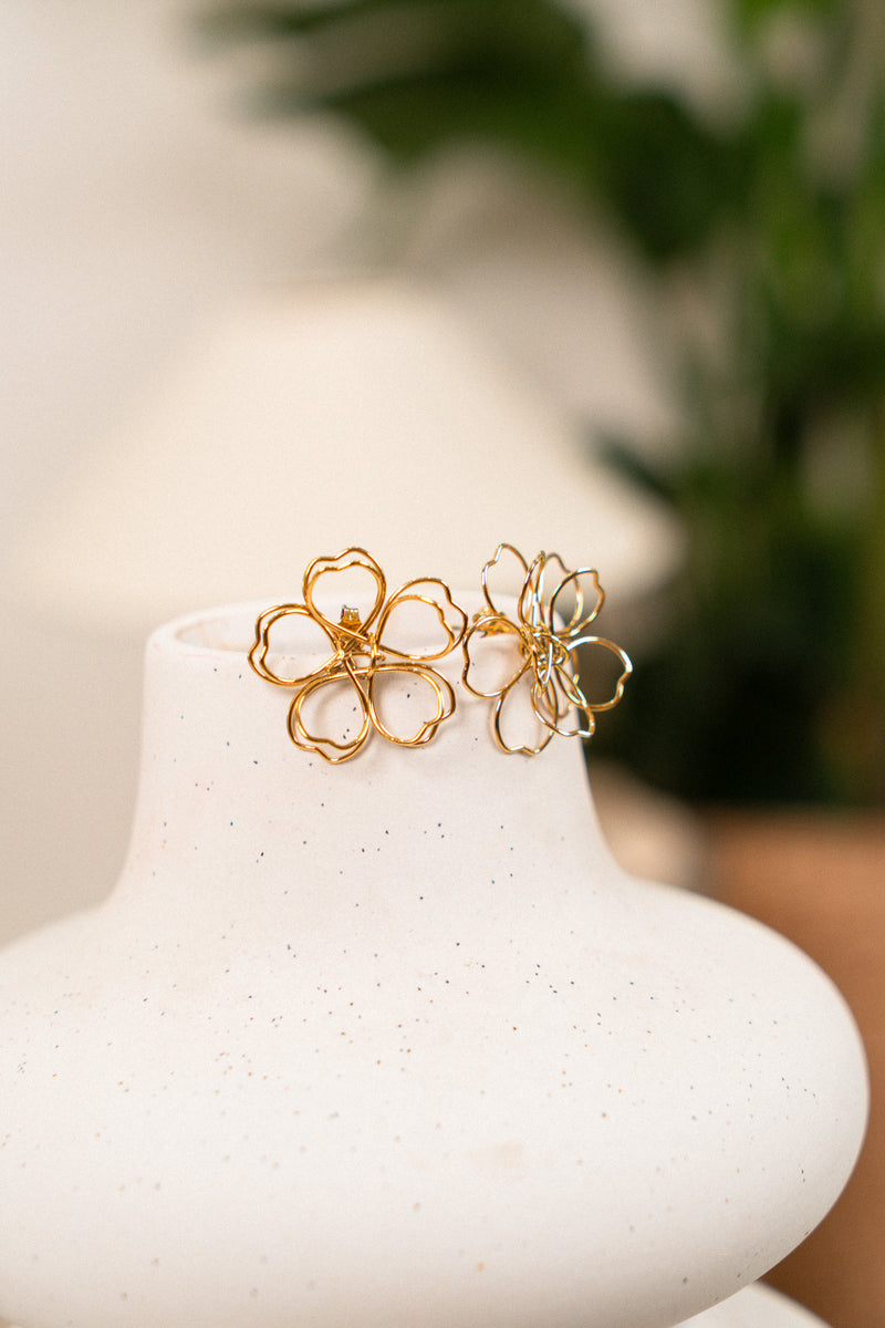 Boucles d'oreilles Sélène de la marque IT HIPPIE, bijoux élégants avec design contemporain, visibles en gros plan.