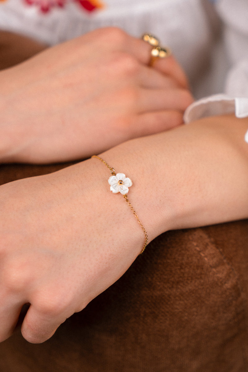 Bracelet Basile de la marque IT HIPPIE, bijou en métal avec détails élégants, porté au poignet dans cette image.