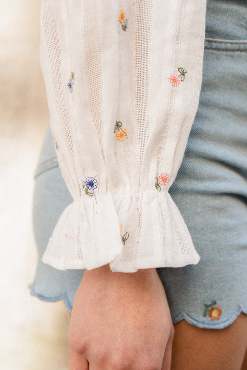 Chemise Daphnéa de IT HIPPIE, haut léger en tissu fluide, portée avec col classique et manches longues, vue de face.
