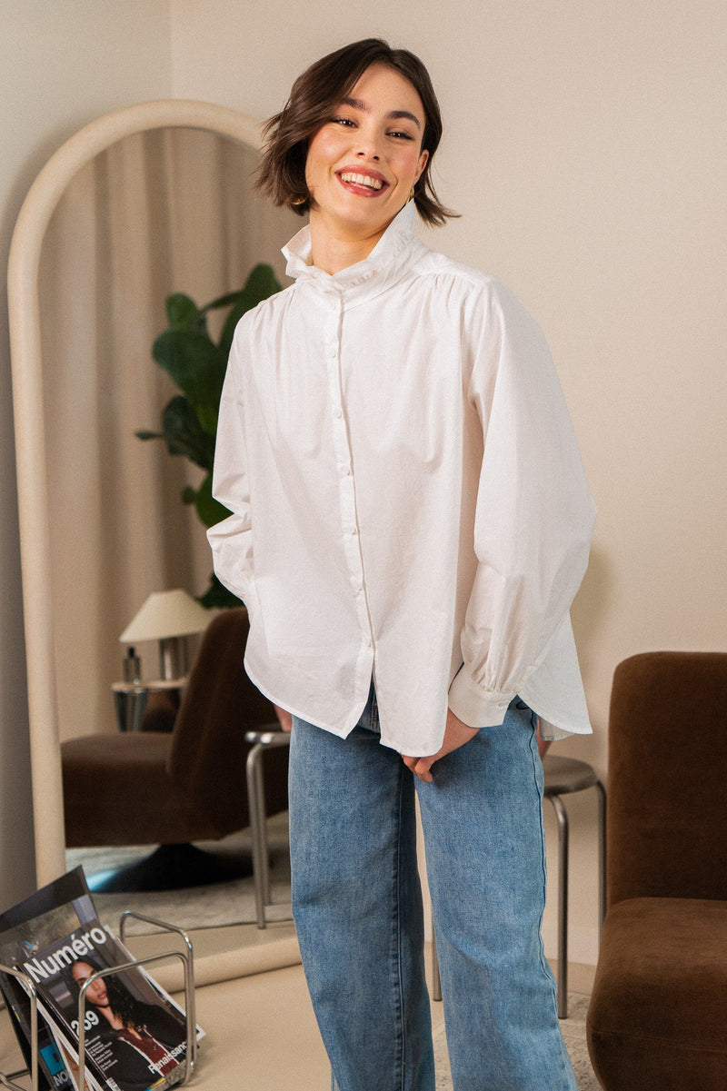 Chemise Ève de la marque IT HIPPIE, haut en tissu léger avec col et manches longues, portée sur un mannequin blanc.