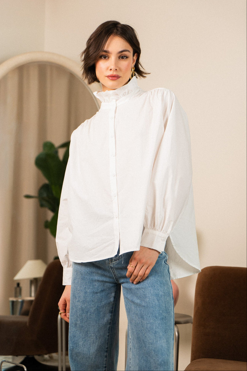 Chemise Ève de la marque IT HIPPIE, haut en tissu léger avec col et manches longues, portée sur un mannequin.