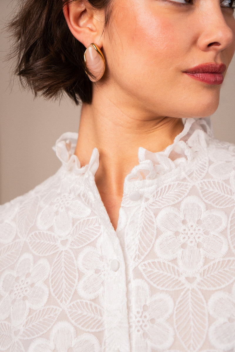 Chemise Anya de IT HIPPIE, haut en tissu léger avec col et manches longues, portée sur un fond neutre.