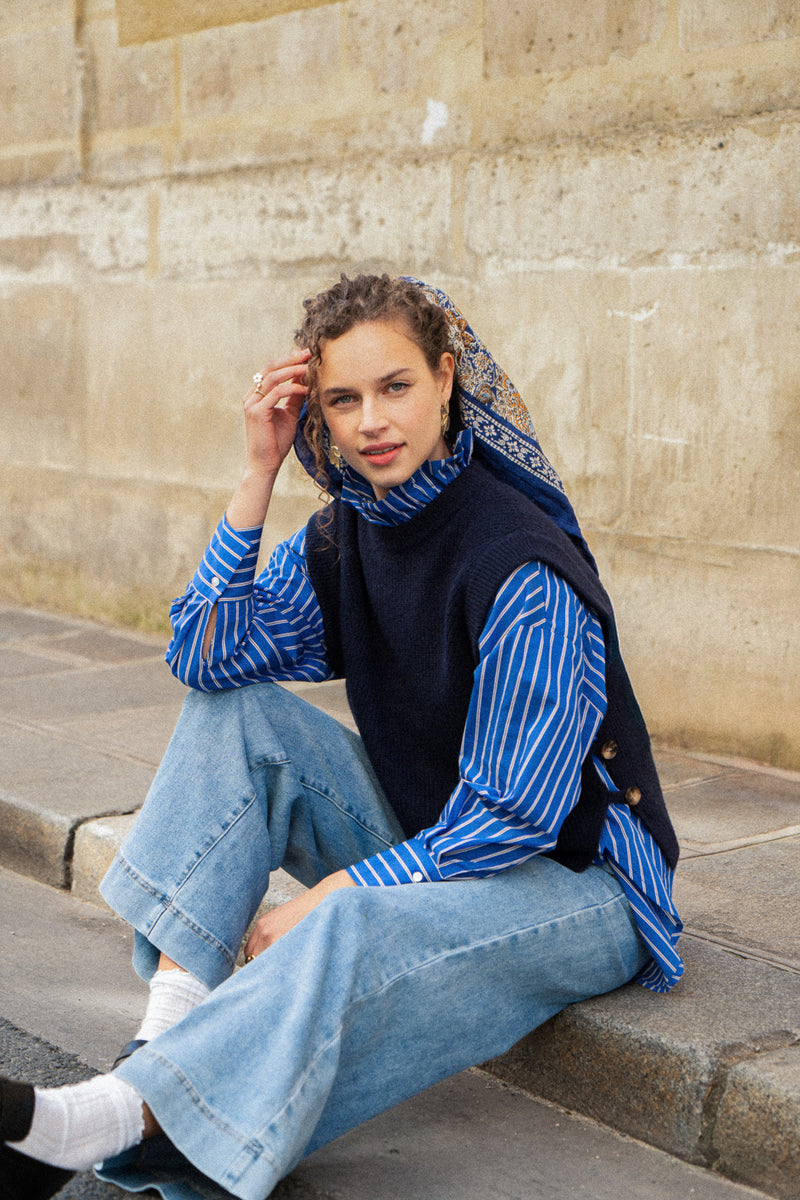 Gilet sans manches Liam de la marque IT HIPPIE, veste légère en tissu, vue en gros plan sur le devant.