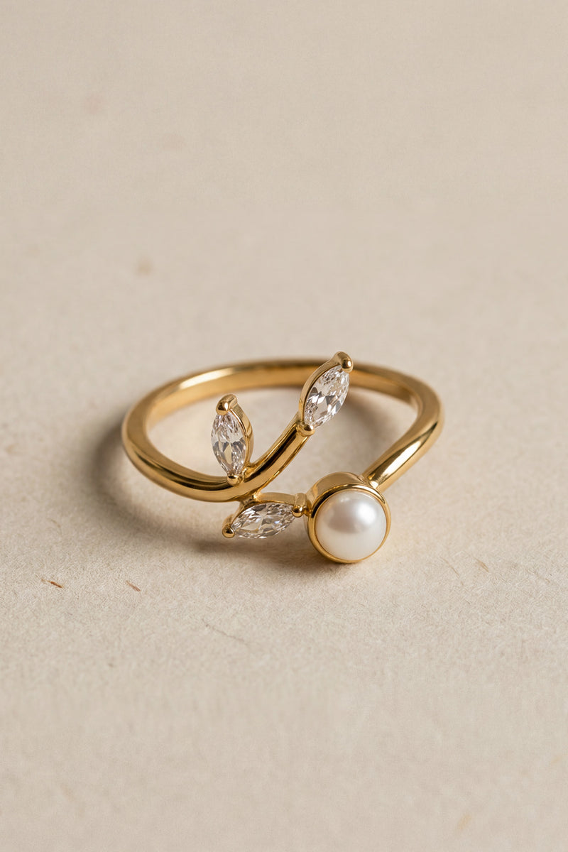 Bague Violaine en bijoux IT HIPPIE avec détails artisanaux visibles, portée sur un doigt avec fond neutre.