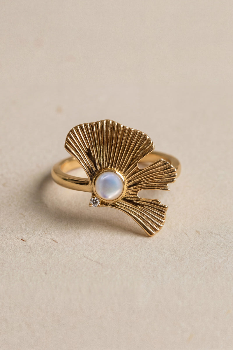 Bague Zita en bijoux IT HIPPIE avec design élégant en or et pierres fines, vue de face sur fond neutre