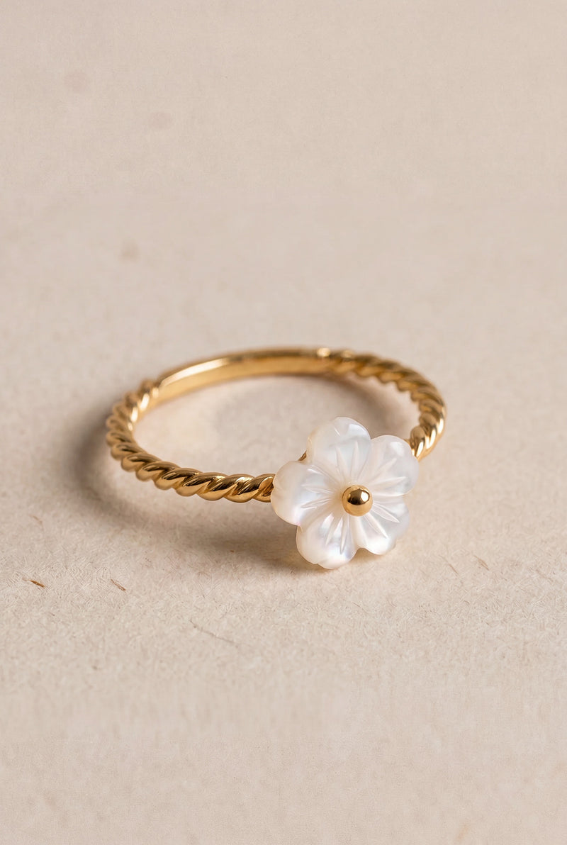 Bague Élina femme en acier inoxydable doré, fine et minimaliste à porter en accumulation - It Hippie