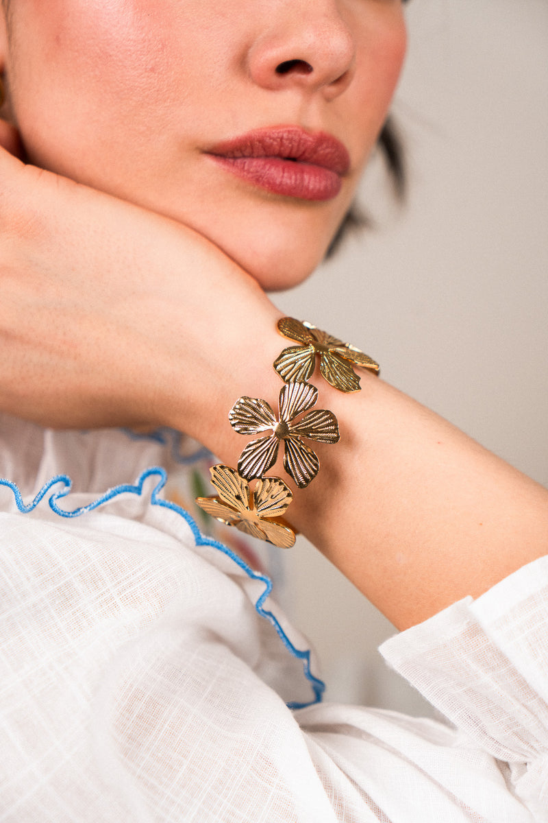 Bracelet manchette Armelle de la marque IT HIPPIE, avec détails en métal et design élégant visible sur l'image.