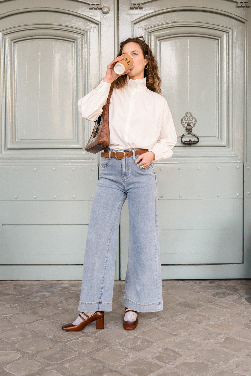 Pantalon Théo de la marque IT HIPPIE, coupe décontractée, tissu léger, couleur neutre, porté sur un mannequin.