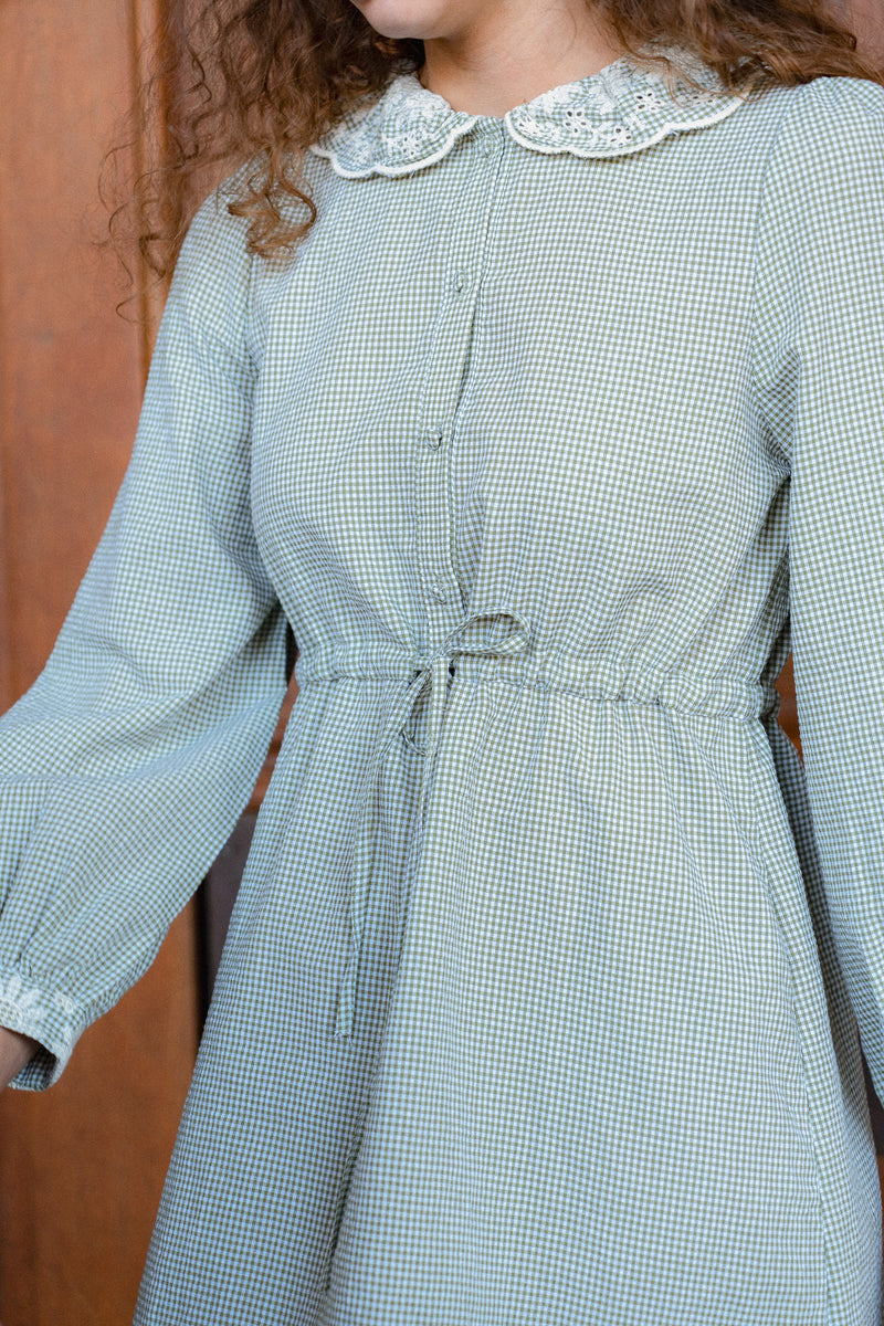 Robe Célie de la marque IT HIPPIE, vêtement féminin en tissu léger avec motifs floraux, portée avec manches longues et coupe fluide.