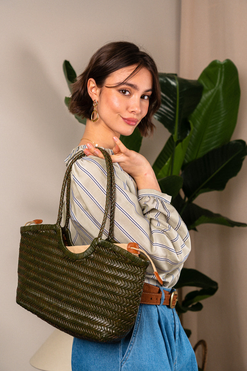 Sac cabas tressé Marius de la maroquinerie IT HIPPIE, avec détails en fibres naturelles et poignées souples.