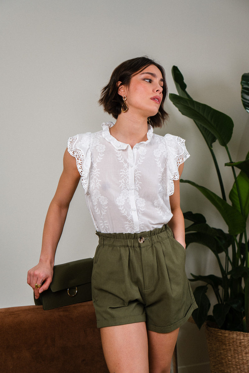 Short en kaki Orin de la marque IT HIPPIE, style décontracté avec coupe courte et tissu léger, visible en gros plan dans l'image.