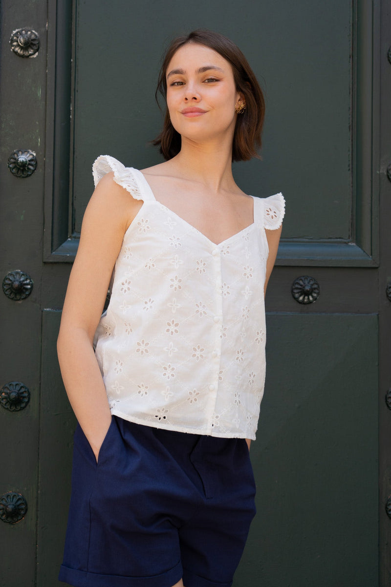 Top Anaelle femme en coton écru à broderie anglaise, larges bretelles volantées - It Hippie