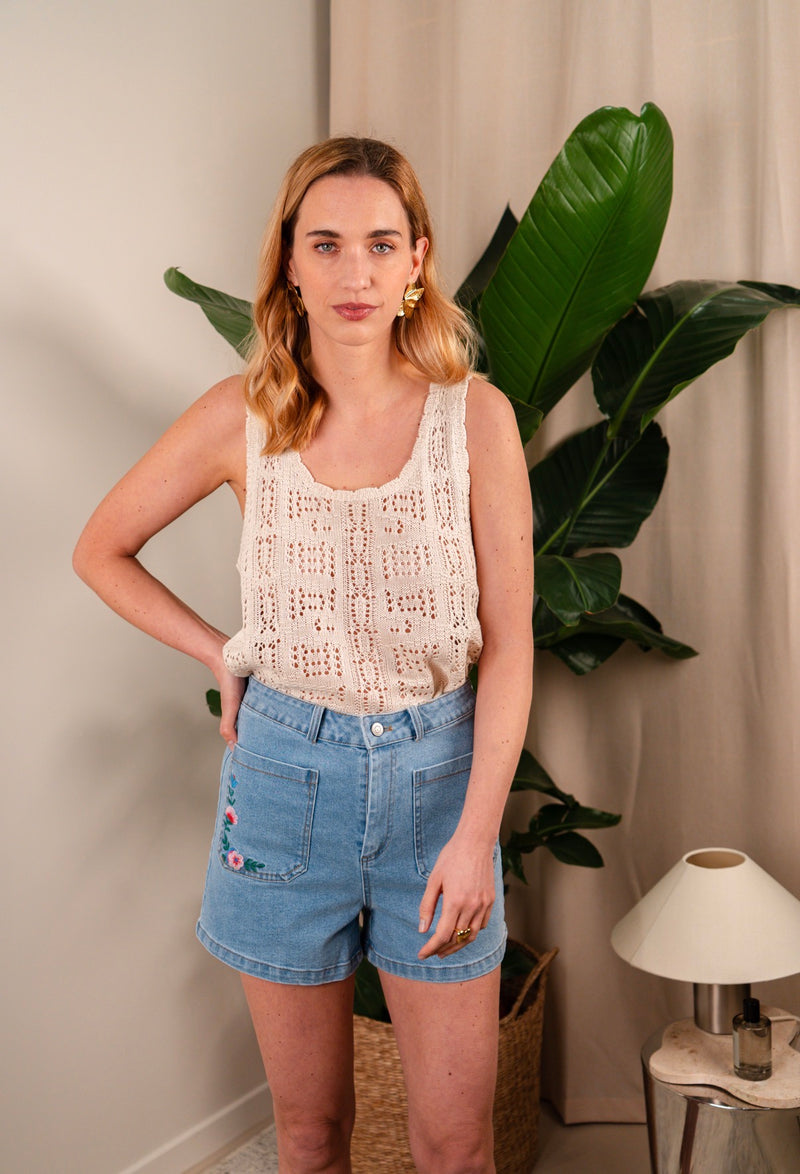 Short femme Louis de la marque IT HIPPIE, tissu léger et coupe décontractée, couleur neutre.